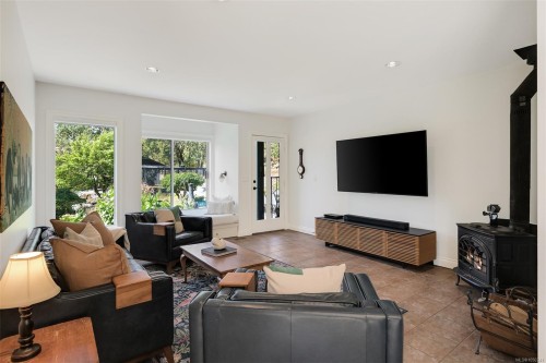 1682 Charlton Rd, Saanich, BC 