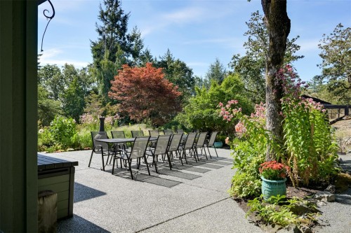 1682 Charlton Rd, Saanich, BC 