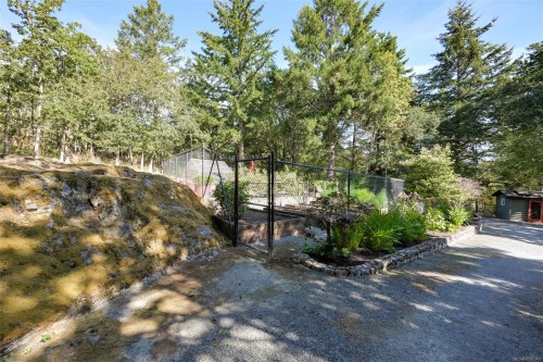 1682 Charlton Rd, Saanich, BC 