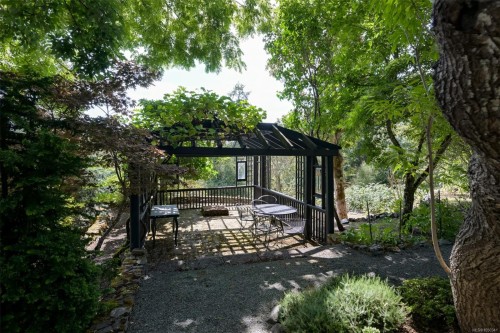 1682 Charlton Rd, Saanich, BC 