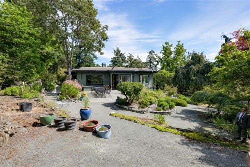 1682 Charlton Rd, Saanich, BC 