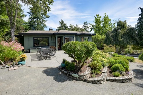 1682 Charlton Rd, Saanich, BC 