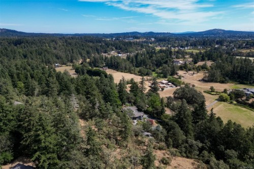 1682 Charlton Rd, Saanich, BC 