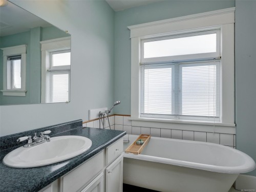 1956 Ashgrove St, Victoria, BC 