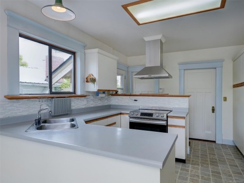 1956 Ashgrove St, Victoria, BC 