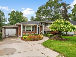 4113 Roseland Drive EASTWindsor, ON N9G 1Y5
