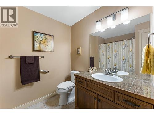 Full size 4 piece guest bath, next to the guest bedroom. - 2780 Auburn Road Unit# 203, West Kelowna, BC 