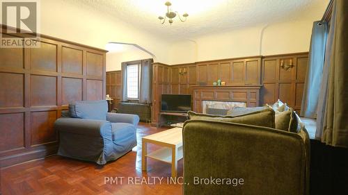 UPPER - 2 LARKIN AVENUE , Toronto, Ontario M6S 1L8 2