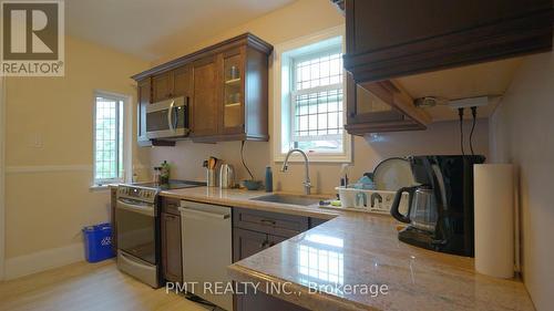 UPPER - 2 LARKIN AVENUE , Toronto, Ontario M6S 1L8 5