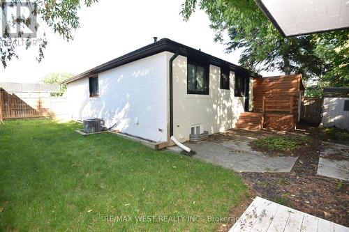 922 Centre Street N, Whitby, ON 