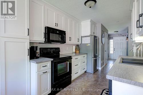 Spacious kitchen with lots of cabinets - 280 Railway Avenue, Stratford, ON 