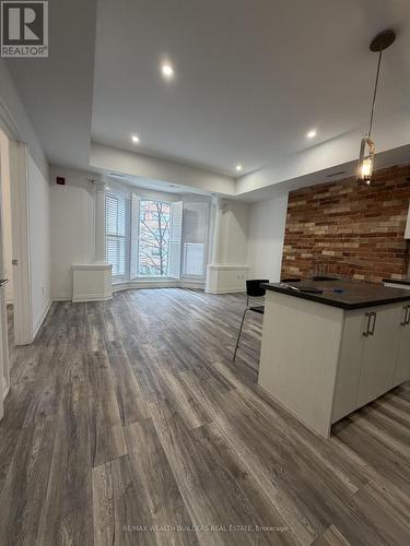 4 - 215 JARVIS STREET , Toronto, Ontario M5B 2C1 3