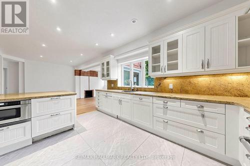 Functional kitchen connected to familyroom - 40 Donino Avenue, Toronto, ON 