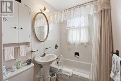 Main Floor Full 3pc Bathroom - 