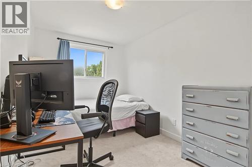 Recessed window with exterior views, light-toned carpeting, and a ceiling-mounted light fixture - 1444 Upper Ottawa Street Unit# 32, Hamilton, ON 