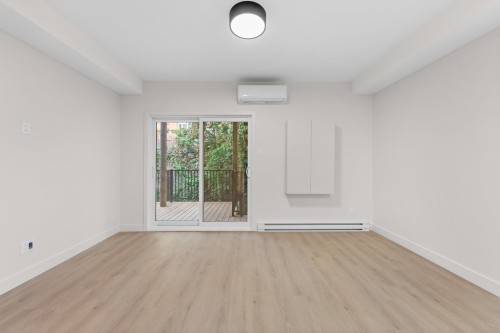 Salon - 6593 Rue Alma, Montréal (Rosemont/La Petite-Patrie), QC 