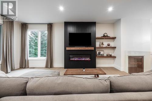 126 Queensgate Blvd, Sault Ste. Marie, ON 