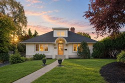 1027 Deal St Oak Bay, BC V8S 5G6