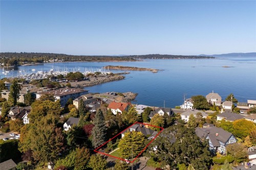 1027 Deal St, Oak Bay, BC 