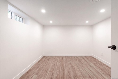 1027 Deal St, Oak Bay, BC 