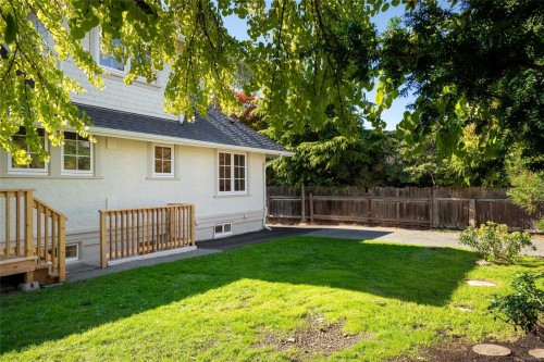 1027 Deal St, Oak Bay, BC 