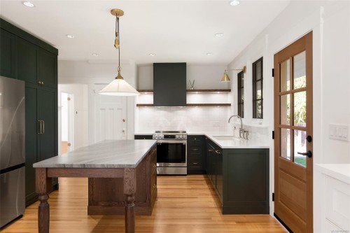 1027 Deal St, Oak Bay, BC 