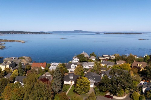 1027 Deal St, Oak Bay, BC 