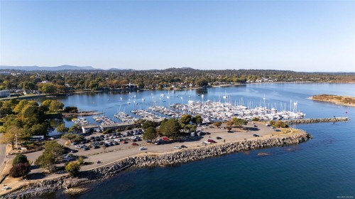 1027 Deal St, Oak Bay, BC 