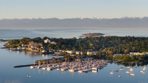 1027 Deal St, Oak Bay, BC 