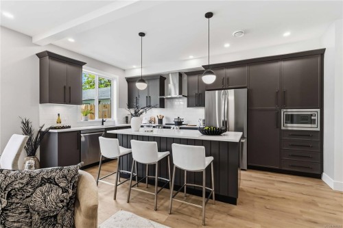 #2-2312 Orchard Ave, Sidney, BC 