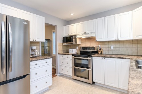 2233 Bolt Ave, Comox, BC 