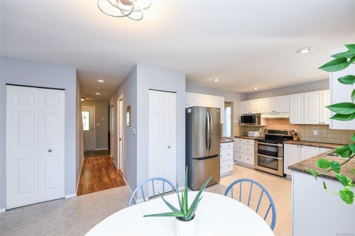 2233 Bolt Ave, Comox, BC 