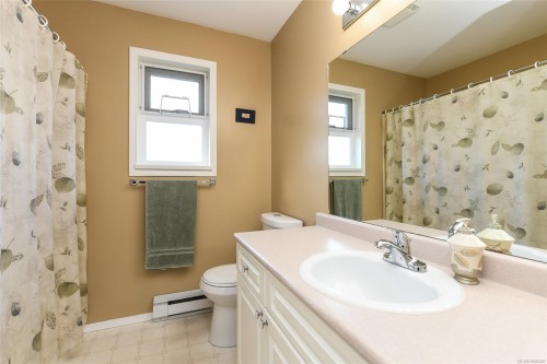 2233 Bolt Ave, Comox, BC 