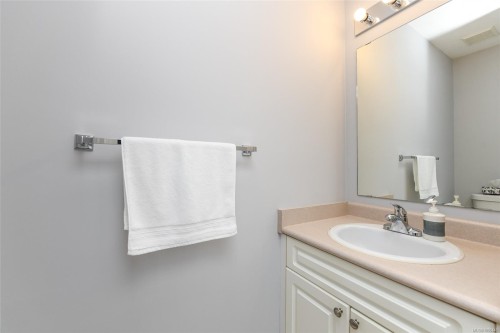 2233 Bolt Ave, Comox, BC 
