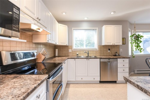 2233 Bolt Ave, Comox, BC 