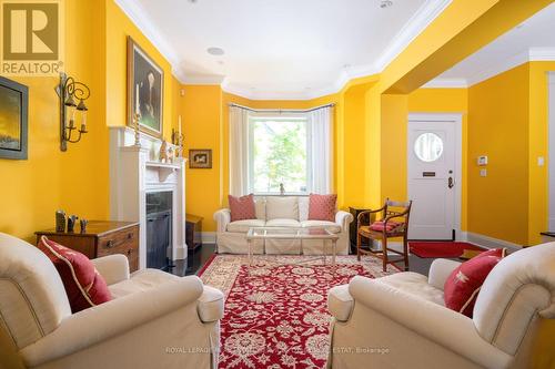 107 Roxborough Street W, Toronto, ON 