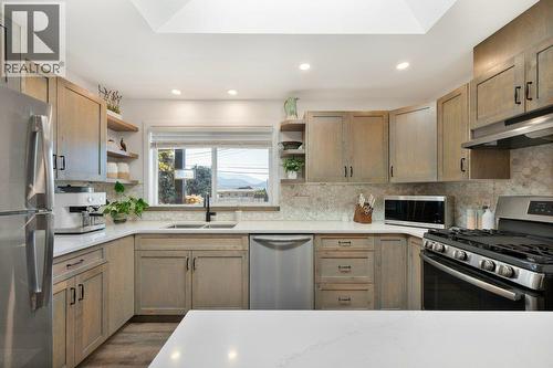 Beautiful cabinetry, quartz counters - 886 Fairview Road, Oliver, BC 