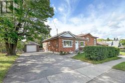 488 CROMWELL AVENUE Oshawa, ON L1J 4V2