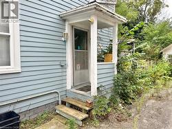 Side door goes into the kitchen - 