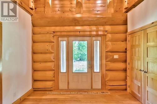 Grand foyer 22' high ceiling and walk-in closet - 2467 Darling Road, Lanark Highlands, ON 