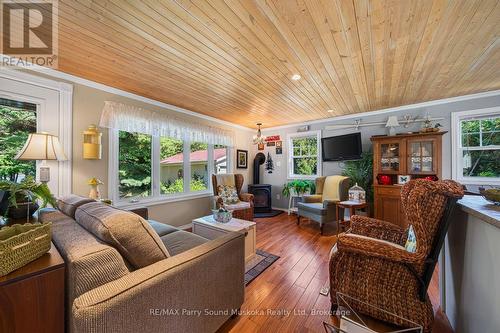 2 Robins Nest Lane, Mckellar, ON 