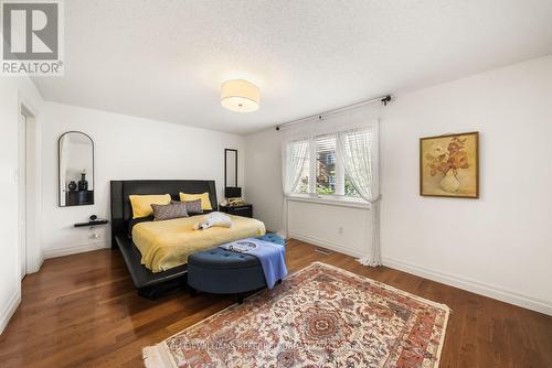 1002 Oaktree Crescent, Newmarket, ON 
