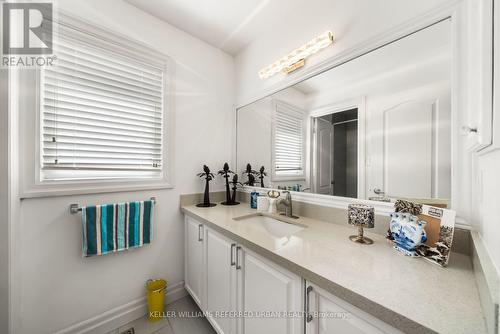 1002 Oaktree Crescent, Newmarket, ON 