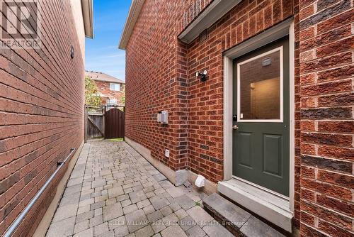 1002 Oaktree Crescent, Newmarket, ON 