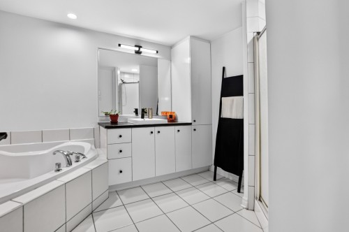 Salle de bains - 16096 Rue Forsyth, Montréal (Rivière-Des-Prairies/Pointe-Aux-Trembles), QC 