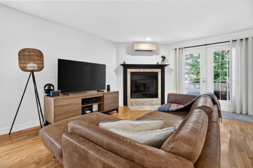 Salon - 16096 Rue Forsyth, Montréal (Rivière-Des-Prairies/Pointe-Aux-Trembles), QC 