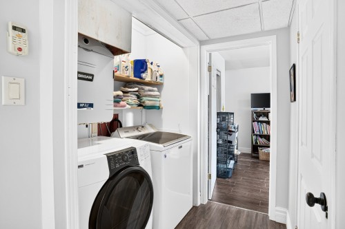Salle de lavage - 8  - 8A Rue Du Joli-Bourg, Sainte-Marguerite-Du-Lac-Masson, QC 