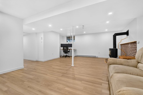 Salle familiale - 6205 Rue Poitras, Brossard, QC 