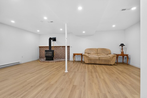 Salle familiale - 6205 Rue Poitras, Brossard, QC 