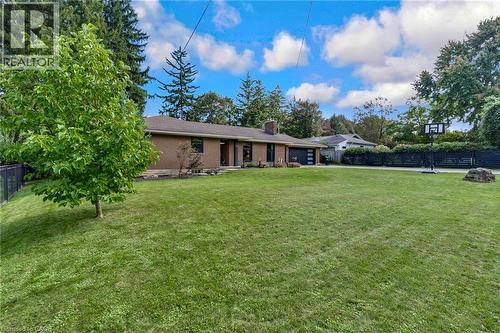 Expansive lawn with mature trees and a fenced perimeter - 7 Shadywood Lane, Cambridge, ON 